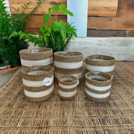 ჭილოფის ქოთნების ნაკრები თეთრი დეტალებით