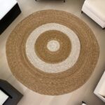 ჭილოფის ხალიჩა თეთრი დეტალებით. დიამეტრი: 75 სმ.