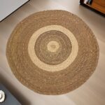 ჭილოფის ხალიჩა კრემისფერი დეტალებით. დიამეტრი: 75 სმ.