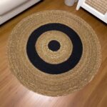 ჭილოფის ხალიჩა შავი დეტალებით. დიამეტრი: 75 სმ.