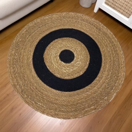 ჭილოფის ხალიჩა შავი დეტალებით. დიამეტრი: 75 სმ. 