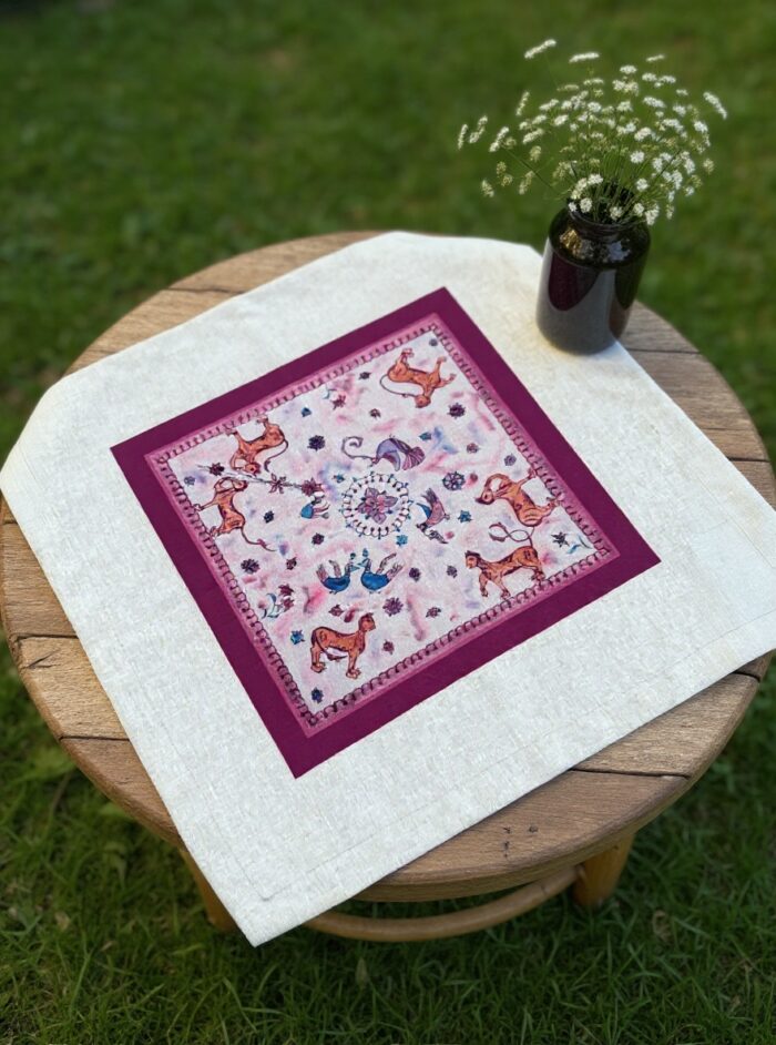 ვარდისფერი სუფრა3 კვადრატული რანერი "ვიტეროხის ლომები" ვარდისფერი - Image 2